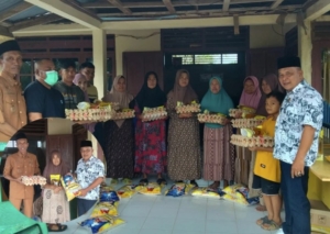 I Wayan Gara Serahkan Bantuan Sembako untuk Anak Yatim dan Lansia di Desa Mooyong