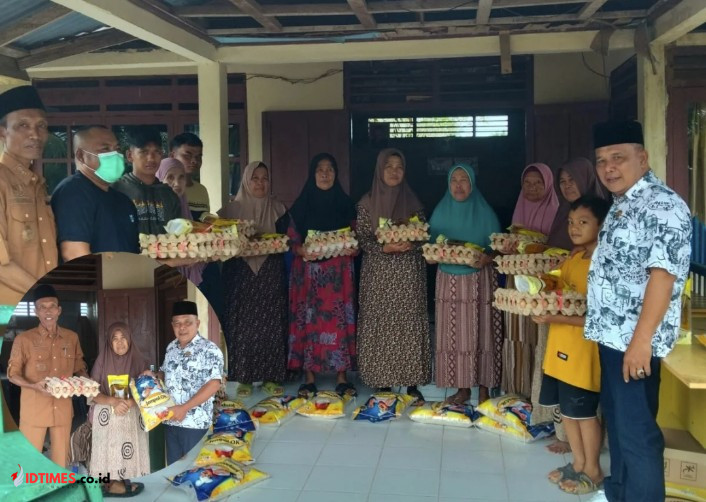 I Wayan Gara Serahkan Bantuan Sembako untuk Anak Yatim dan Lansia di Desa Mooyong