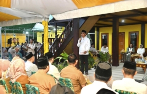 Gubernur Sulteng Buka Puasa Bersama Pemkab Sigi, Serahkan Rumah Bantuan dan Sembako untuk Warga