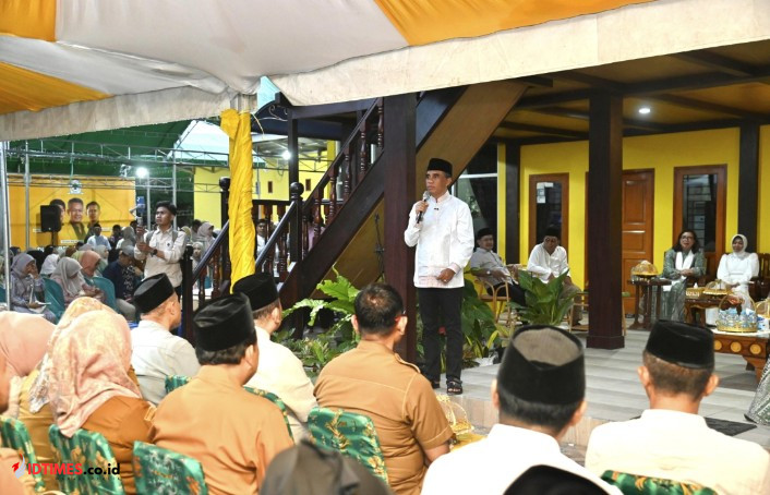 Gubernur Sulteng Buka Puasa Bersama Pemkab Sigi, Serahkan Rumah Bantuan dan Sembako untuk Warga