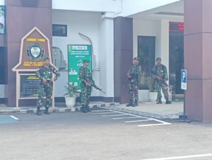 TNI Bersenjata Lengkap Amankan Kantor Kejaksaan Negeri Lombok Timur, Dikabarkan Antisipasi Aksi Demo