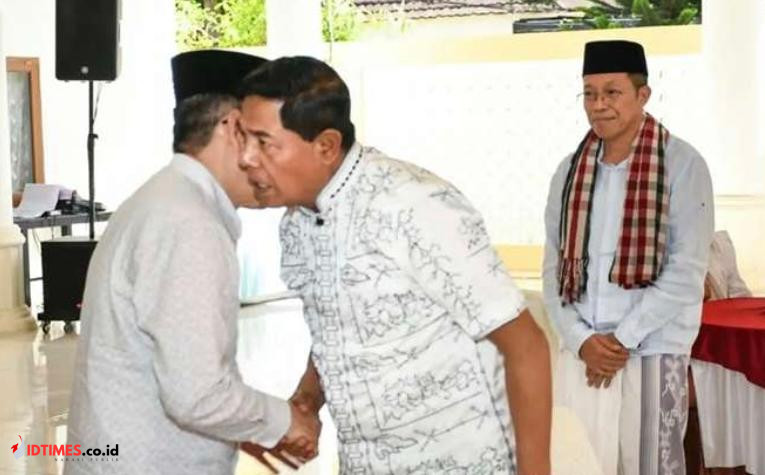 Halal Bihalal di Pendopo, Bupati dan Wakil Bupati Lombok Timur Tebar Senyuman Sambut Hari Raya Kurban, Sekda Mengikuti di Belakang!