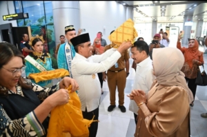Gubernur Anwar Hafid Sambut Kedatangan Kajati Sulteng di Bandara Mutiara Sis Al-Jufri 