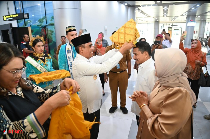 Gubernur Anwar Hafid Sambut Kedatangan Kajati Sulteng di Bandara Mutiara Sis Al-Jufri 