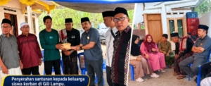 Kadis Dikbud Lotim Serahkan Santunan kepada Keluarga Siswa Korban Gili Lampu