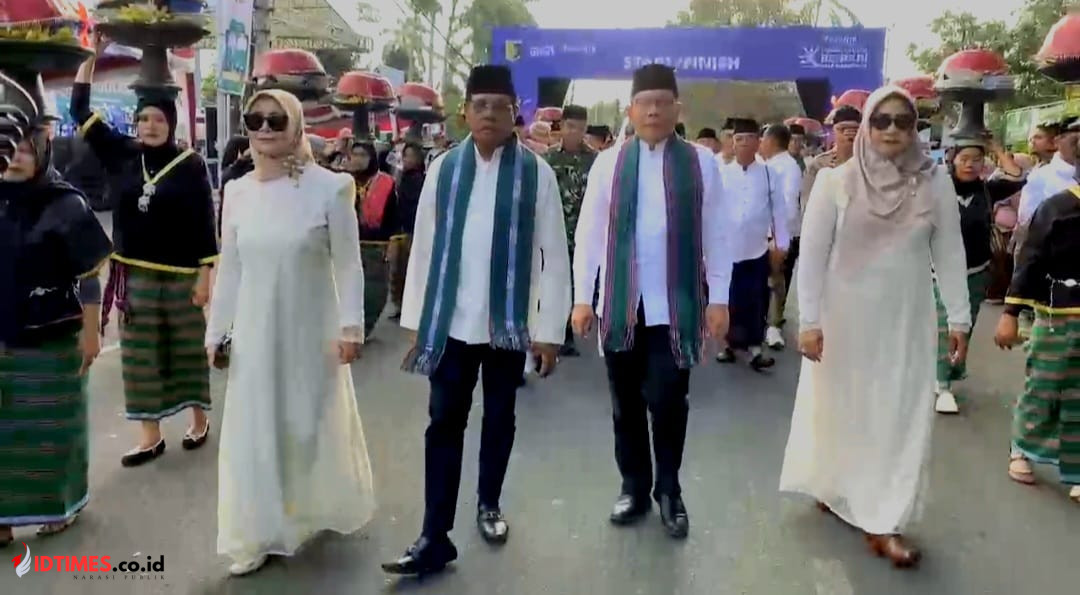 Bupati-Wakil Bupati Lombok Timur Pimpin Pawai 1.000 Dulang Sambut 1 Muharram 1448 H, Lautan Manusia Padati Selong