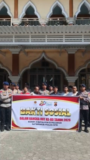Wujudkan Semangat “Polri untuk Masyarakat” Personel Kompi 3 Batalyon B Pelopor Satuan Brimob Polda NTB Bersihkan Mushola