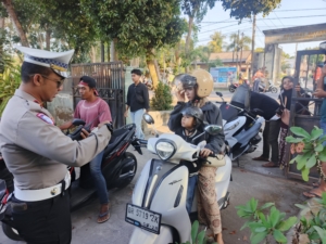 Operasi Penertiban Lalu Lintas di Pancor, Pelanggar Helm hingga Pajak Mati Ditindak