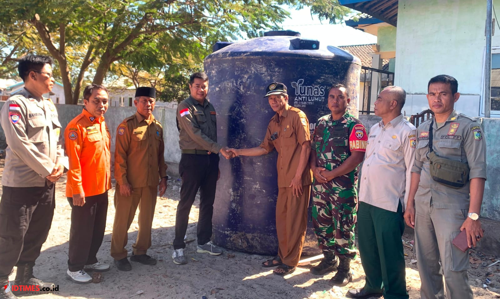 BPBD Lombok Timur Salurkan Tandon Air 5.400 Liter untuk Warga Pulau Maringkik Hadapi El Nino