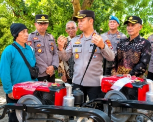 Perkuat Ketahanan Pangan, Kapolres Lombok Timur AKBP Ariakta Berikan Bantuan Traktor kepada Kelompok Tani
