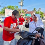 Di Tengah Car Free Day, Pemkab Buol Kobarkan Semangat Nasionalisme Lewat Gerakan Pembagian Bendera