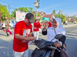 Di Tengah Car Free Day, Pemkab Buol Kobarkan Semangat Nasionalisme Lewat Gerakan Pembagian Bendera