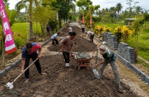 Brimob Kompi 3 Yon B Lombok Timur Gotong Royong Perbaiki Jalan