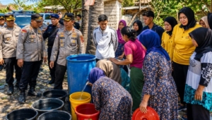 Direktur PDAM Sopyan Hakim Bersama Kapolres Salurkan Air Bersih untuk Warga Sekaroh
