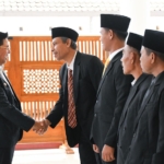 Bupati Haerul Warsin Jabat Tangan Ucapkan Selamat Terlihat Mantan Kabag ULP Indar Jaya Dilantik Jadi Pj Kades