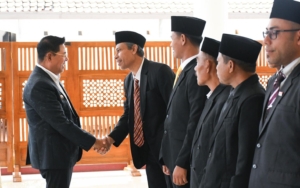 Bupati Haerul Warsin Jabat Tangan Ucapkan Selamat Terlihat Mantan Kabag ULP Indar Jaya Dilantik Jadi Pj Kades