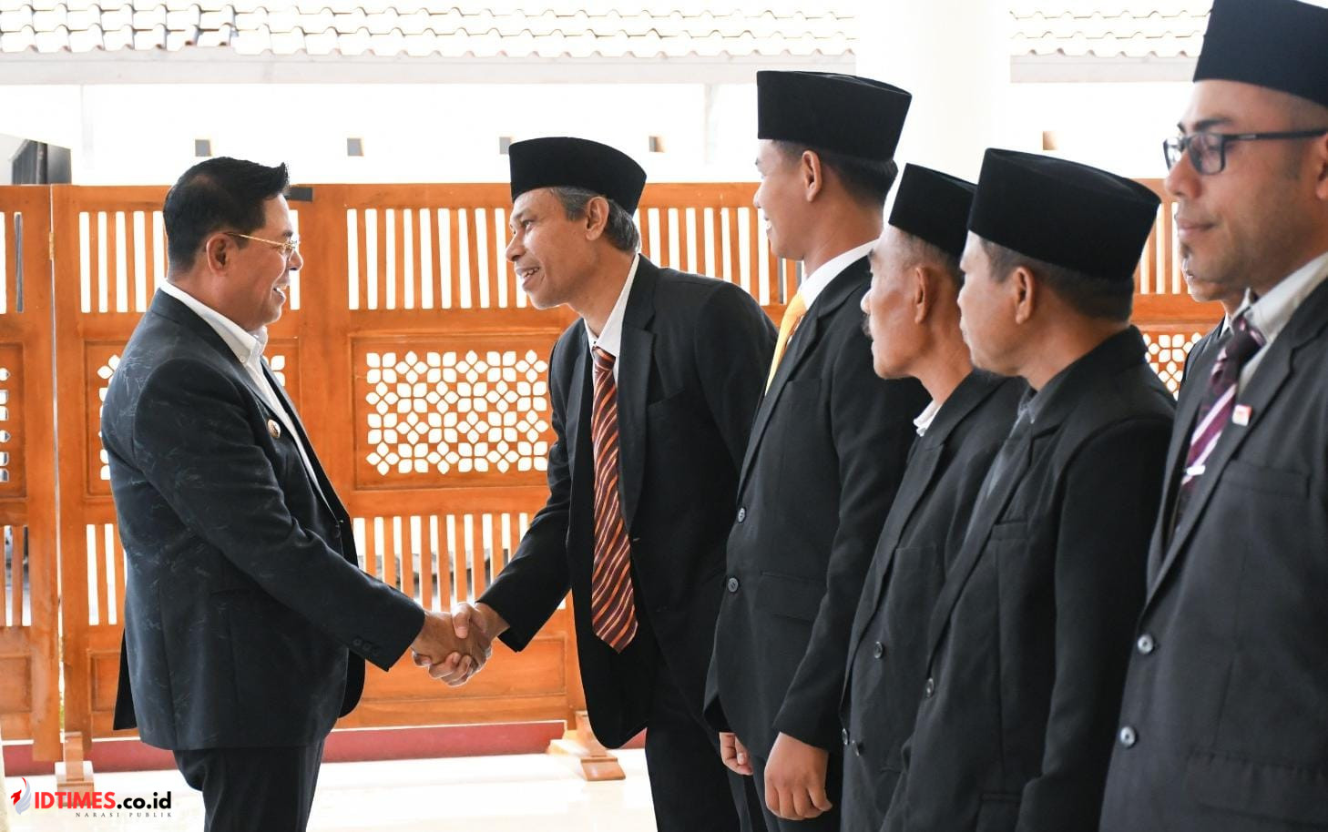 Bupati Haerul Warsin Jabat Tangan Ucapkan Selamat Terlihat Mantan Kabag ULP Indar Jaya Dilantik Jadi Pj Kades