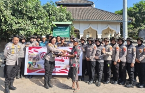 Jumat Berkah dan Sambut Hari Jadi Polwan ke-78, Kapolres Lotim Sumbangkan Semen dan Pasir untuk Rehab Mushalla