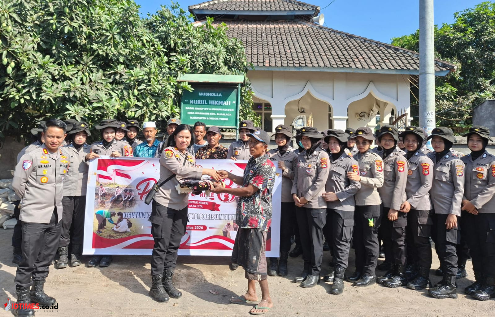 Jumat Berkah dan Sambut Hari Jadi Polwan ke-78, Kapolres Lotim Sumbangkan Semen dan Pasir untuk Rehab Mushalla