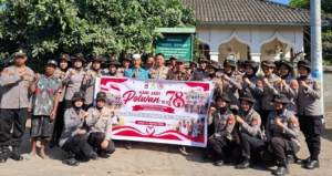 Jum’at Berkah, Kapolres Lombok Timur AKBP Ariakta Ajak Polwan Bersihkan Mushalla Nurul Hikmah Bagek Ndep Desa Waringin 