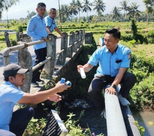 Petugas PDAM Lombok Timur Lakukan Pengecekan Pipa