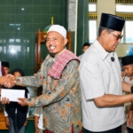 Di Acara Maulid Nabi, Bupati Iron Sampaikan HUT Lotim dan Santunan Anak Yatim