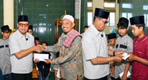 Di Acara Maulid Nabi, Bupati Iron Sampaikan HUT Lotim dan Santunan Anak Yatim