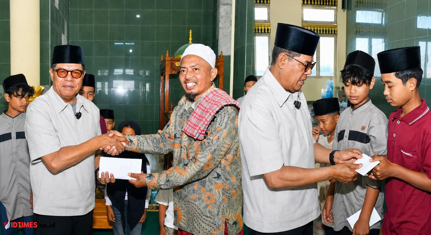Di Acara Maulid Nabi, Bupati Iron Sampaikan HUT Lotim dan Santunan Anak Yatim