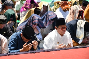 Bupati Lombok Timur Ajak Masyarakat Perbanyak Istighfar dan Sedekah Saat Salat Istisqo