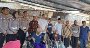 Aksi Peduli, Satlantas Polres Lombok Timur Salurkan Bansos dan Dua Kursi Roda untuk Warga Waringin