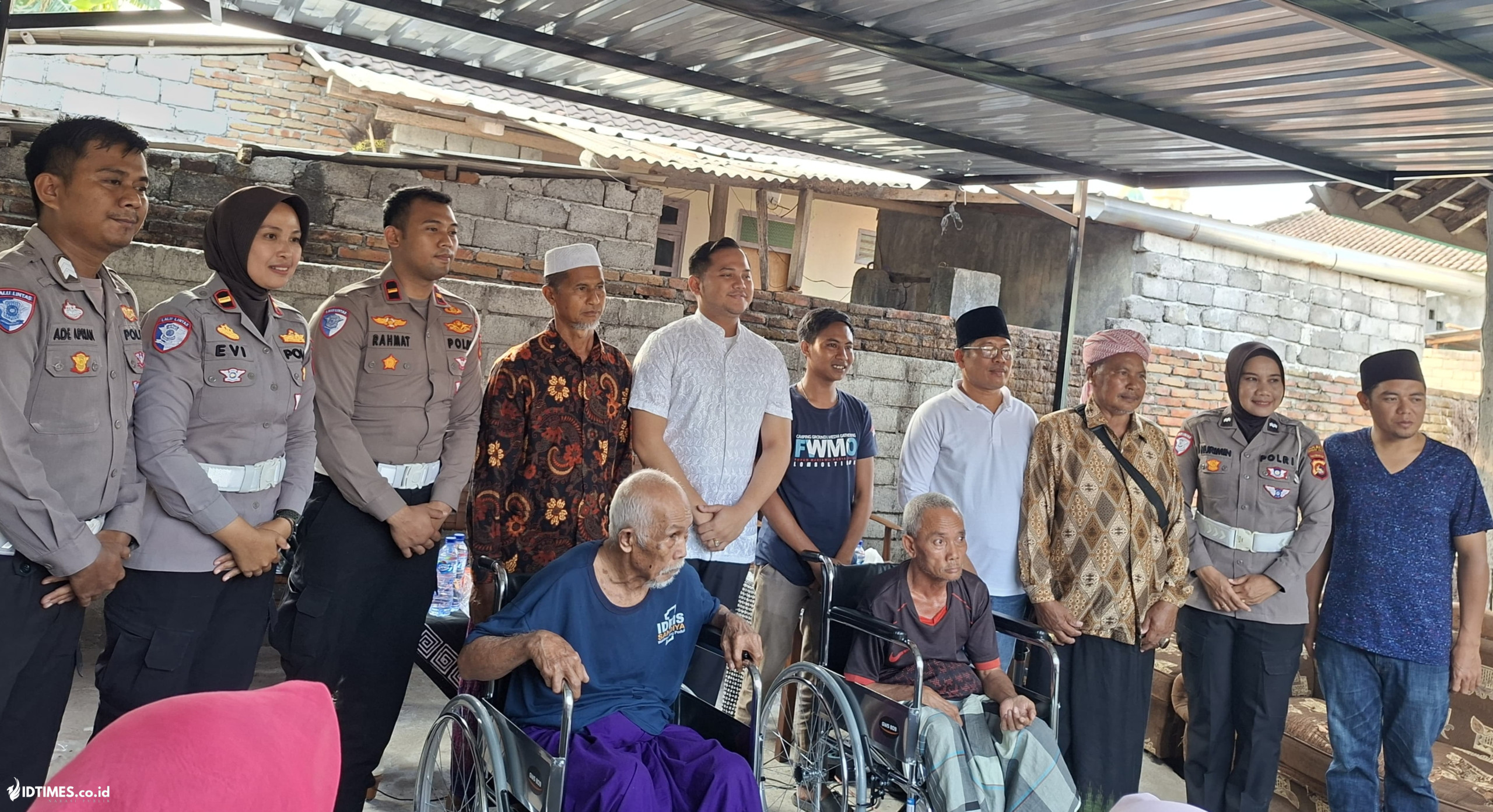 Aksi Peduli, Satlantas Polres Lombok Timur Salurkan Bansos dan Dua Kursi Roda untuk Warga Waringin