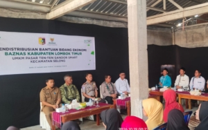 Bupati Haerul Warisin Serahkan Bantuan Baznas untuk UMKM Pasar Ten-Ten Gandor