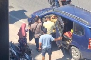 Melayani dengan Setulus Hati, Satpam BRI Pogogul Buol Bantu Nasabah Lansia Menuju Angkutan Umum